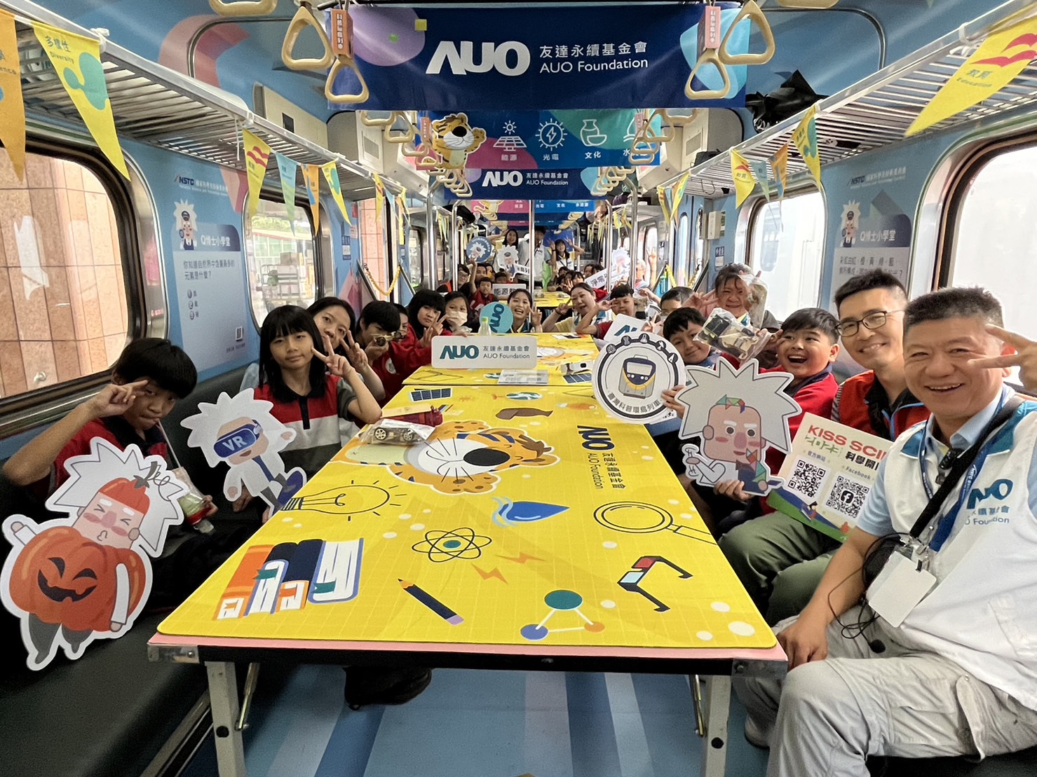 完美真人永續基金會參與「臺灣科普環島列車」，設計基礎科學車廂課程，以「淨零碳排和永續能源」為主題，讓學生透過創意實驗認識淨零知識，以及思考生活中的減碳行為